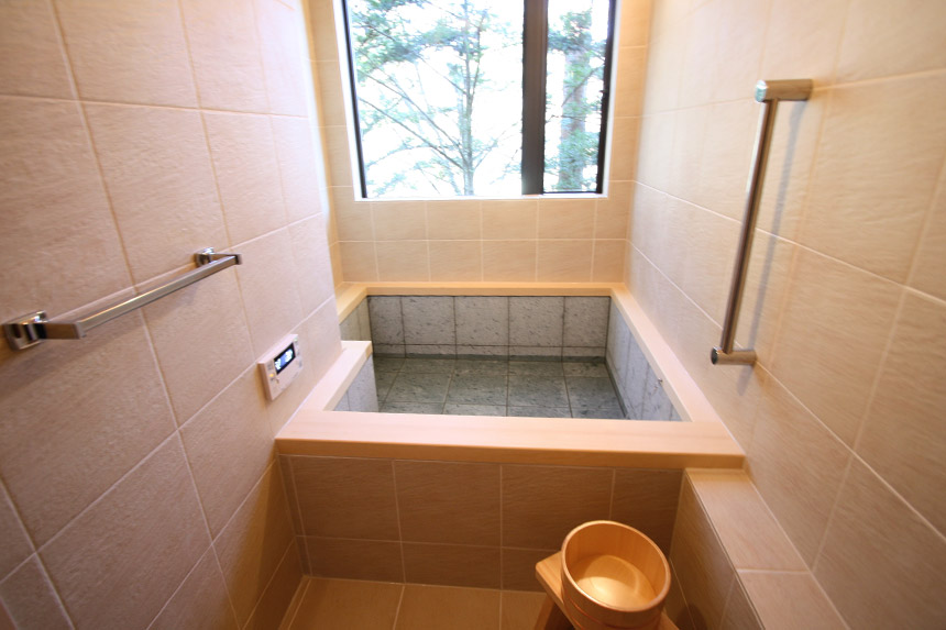 十和田石の浴槽を設置した浴室
