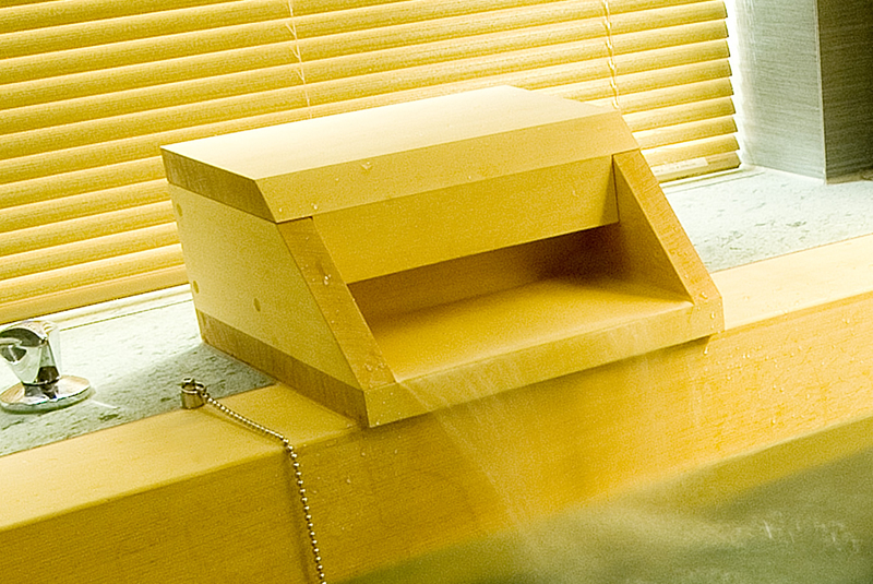 吐水口は、情緒たっぷりに、浴槽の周りと同じヒバ材で作りました。