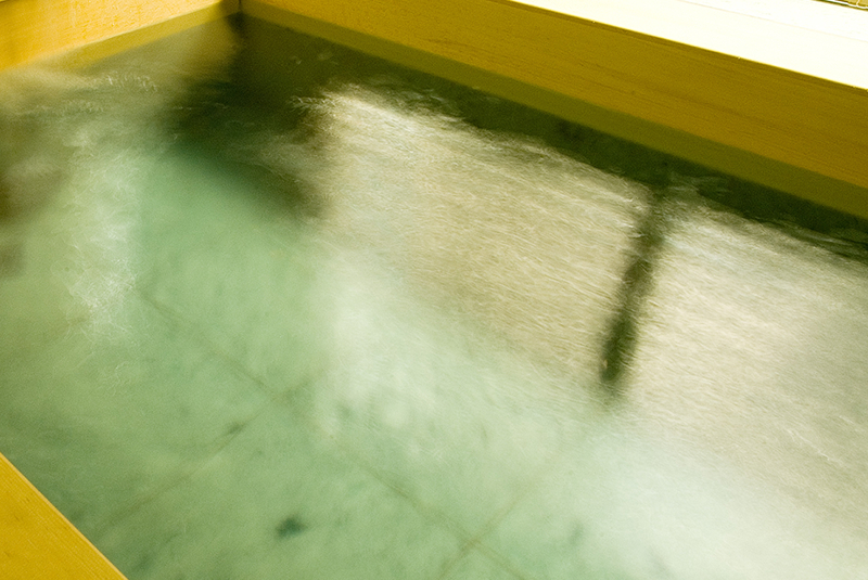 温泉かけ流し風です。1800×1200mmのゆったりサイズです。