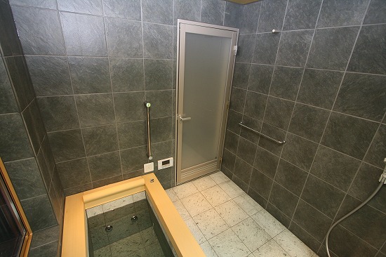 浴室内からドアを撮影。