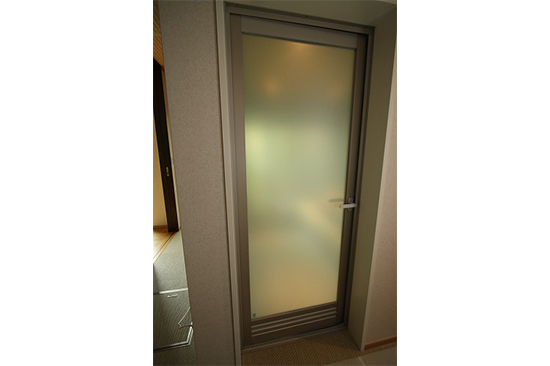 ドアは、機能性を重視し、アルミ框ドア＋フロストガラス入りを採用。