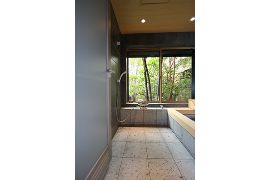 非日常空間のバスルームは、とても東京２３区内とは思えません。