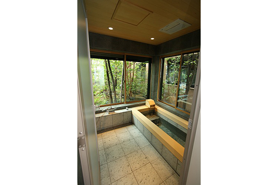 浴室の天井の仕上げ材も天然ヒノキ。