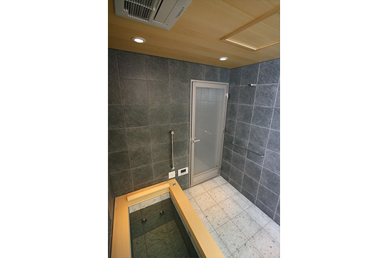 壁のタイルも重量感たっぷりです。