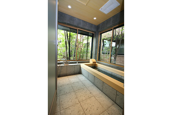 床・エプロン・カウンターも天然十和田石。