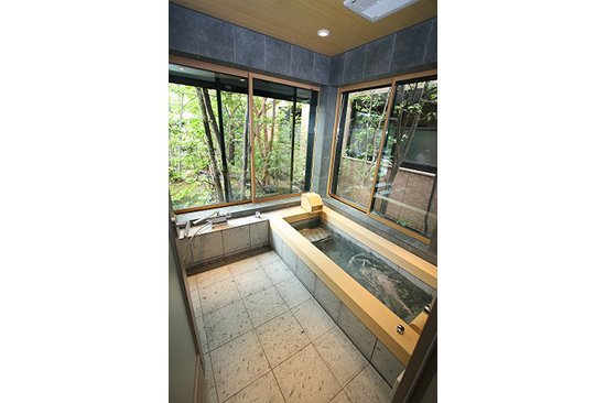 浴槽の中には、半身浴が出来るステップを設けてあります。