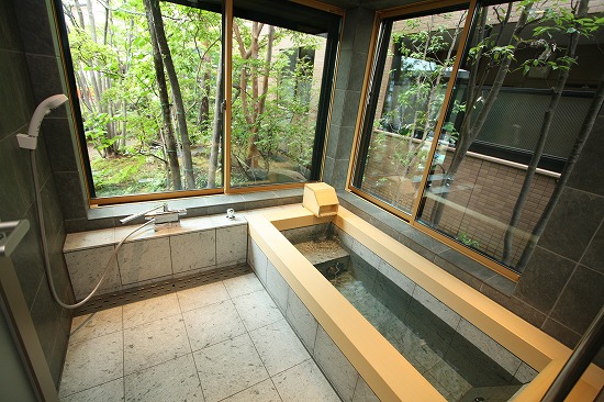 庭の眺望重視で、シャワーの位置を工夫しました。