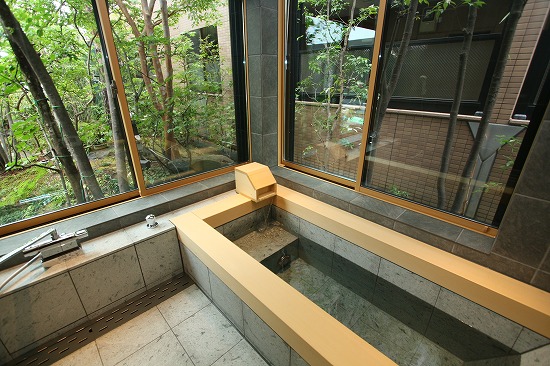 窓の四方もタイルで仕上げています。