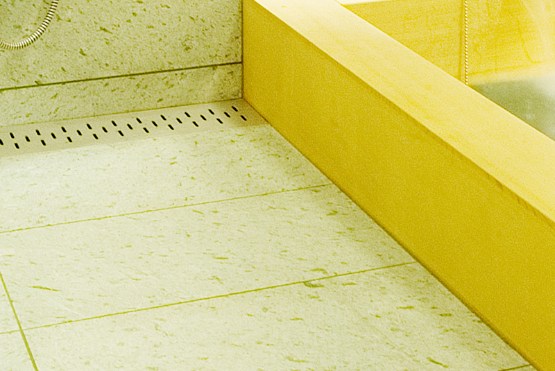 床は、十和田石です。日本の銘石の一つで水に濡れるときれいなエメラルドグリーンに変わります。