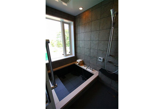 浴槽の中は、黒御影石のバーナー仕上げを使用し、滑りの危険性を少なくしています。