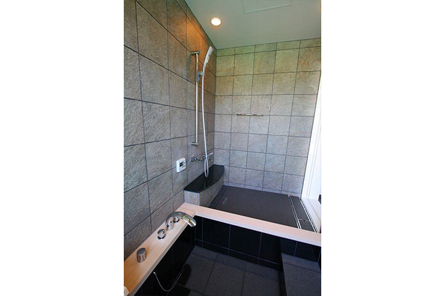 カウンターの天板は、黒御影石の水磨きを使用。