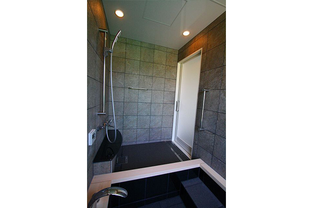 浴槽内から見た引き戸。