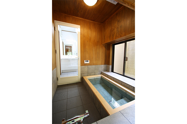 浴槽内部には十和田石、框部分には天然ヒノキ材を採用しました。