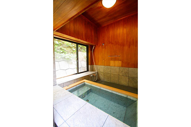 外から見た様子。十和田石のグリーンが綺麗です。