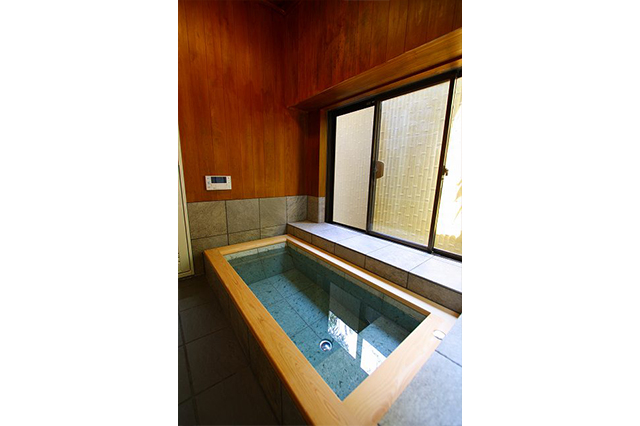 十和田石の浴槽の内部にはステップがあり半身浴も楽しめます。