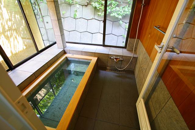 浴槽には追い焚き機能もついて経済的です。 width=