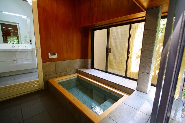 ドアは透明ガラスを使用し、明るさと開放感を確保しました。洗面室もフリーバス企画工事です。