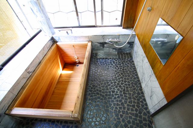 木の浴槽は傷みが激しく、漏水していました。