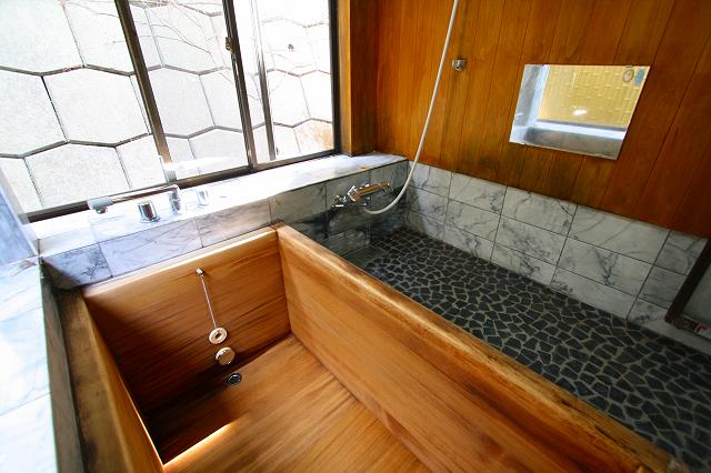 カウンタの上部から水が浸入しているようでした。