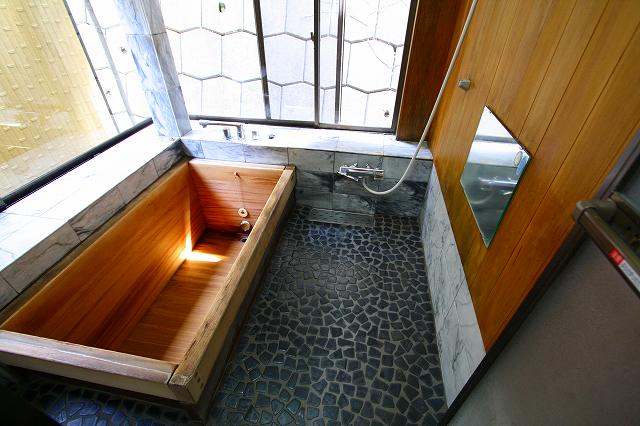 コーナー窓に立つ柱も内部が不安。解体してみると、木の柱にタイルが直接貼ってあり、木がボロボロになっていました。