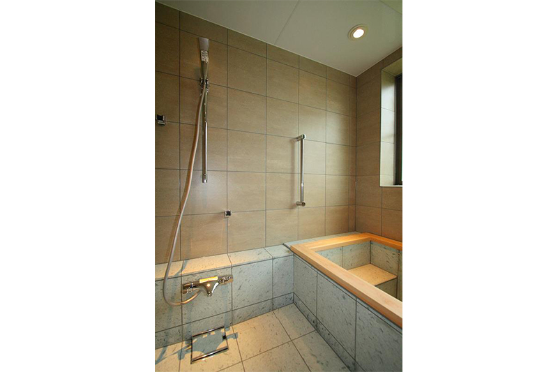 シャワーは、TOTO社製。カウンターには、シークレット点検口付で、メンテナンスにも配慮しています。