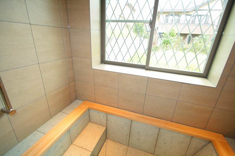 窓の周りは、壁と同じタイル仕上げ。