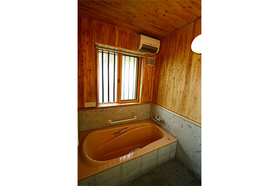 木造一戸建て住宅の2階のバスルームのリフォームです。漏水チェックをし、異常がないので、浴槽の交換を行いました。天然木は、丁寧にカビ等を除去しクリーニング完了です。