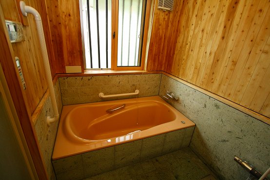 以前は、ジェットバスが設置されていました。あまり使用頻度が無いので今回のバスルームリフォームで撤去しました。