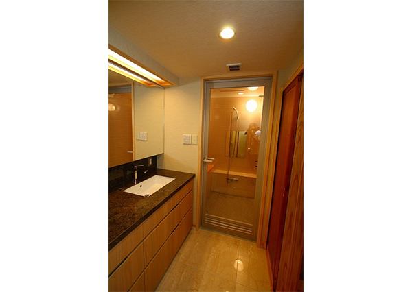 洗面室の雰囲気も浴室に合わせてコーディネートしました。洗面室の床の仕上げ材は、天然大理石です。浴室と雰囲気がぴったりの色合いです。