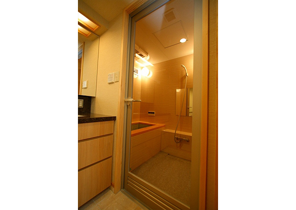 浴室のドアは、止水性能や機密性能を考えて、アルミ製のドアを採用しました。ガラスは、あえて透明にして、広がりを感じるようにしました。機能とデザインそしてコストがマッチした高級アルミ框ドアです。