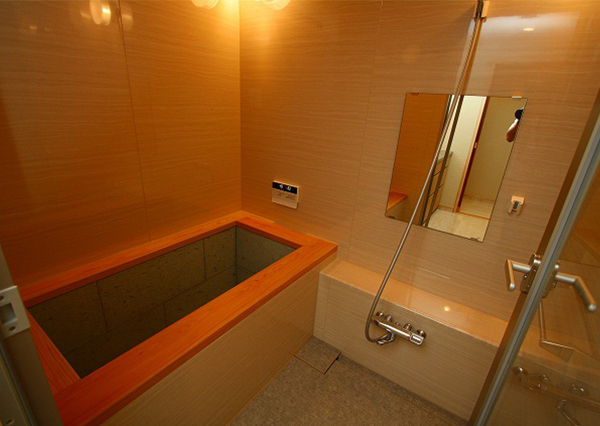 今浴室の中で一番こだわった箇所が浴槽です。 浴槽の内部には、天然の十和田石を貼り、框には天然のヒノキ材を用いています。特殊な防水パンに、天然石等の素材を貼ります。だから、水漏れの心配がありません。