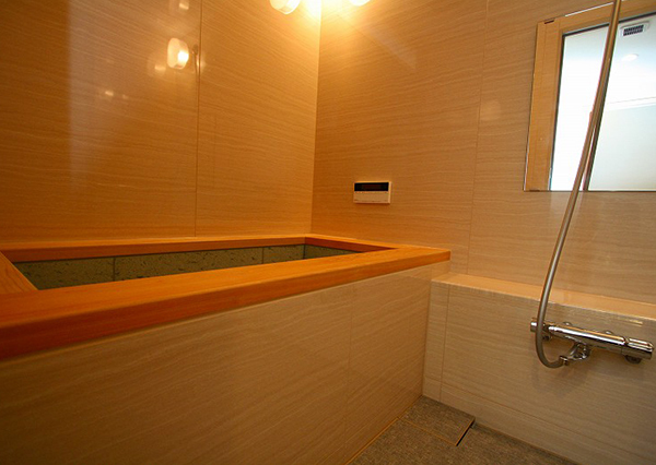 壁は、アイカ社のバスパネルを使用し、浴室（ユニットバス）の軽量化を実現しました。