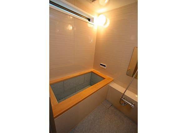 床は、バスルーム用の特殊なシートを採用しましたひんやり感もあまり感じなく快適です。