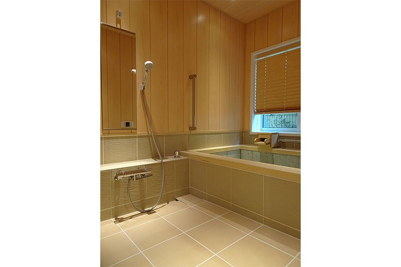 カウンターの左側に見えるのは吐水口のバルブは、吐水口のバルブです。床のタイルは、LIXILさんのサーモタイルを採用し、冬も冷っとした冷たさをやわらいでくれます。