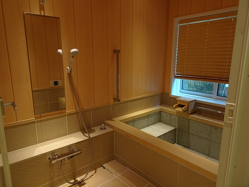 壁には、フクビ社製のバスパネルを採用しました。耐久性を重視しました。ブラインドも浴室の雰囲気に合わせています。