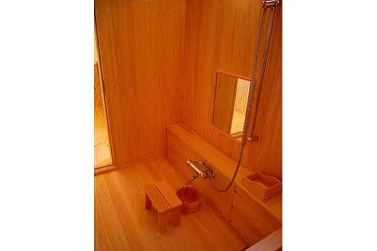 お風呂のカウンター天板もお風呂グッズも木曽ひのきでこだわりの統一。