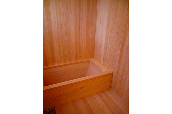 ひのき浴槽は、背もたれ付きでゆっくり入浴出来ます。浴槽の背もたれ部分の天板のやさしいカーブが良い雰囲気です。