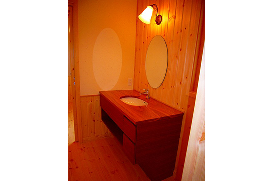 洗面化粧台も天然木で創ってます。