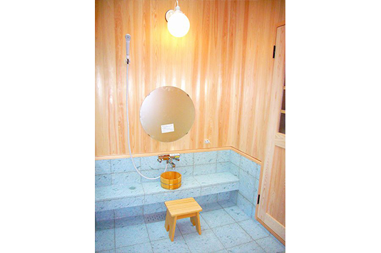 天然十和田石と天然ヒバ材の仕上げです。