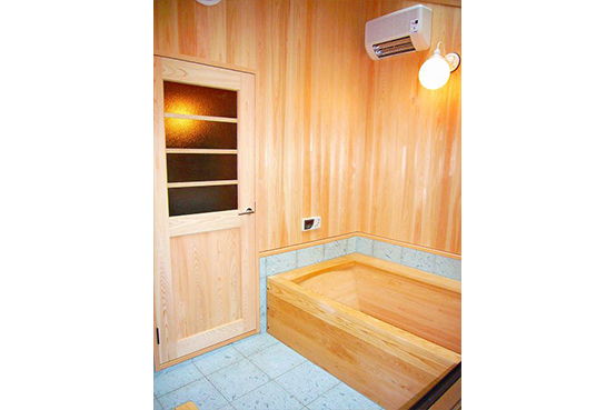 ドアは、天然ヒバ材でオリジナル製作しています。