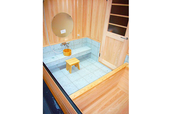 天然十和田石と天然ヒバ材は、和風浴室を創る為の代表的な材質です。