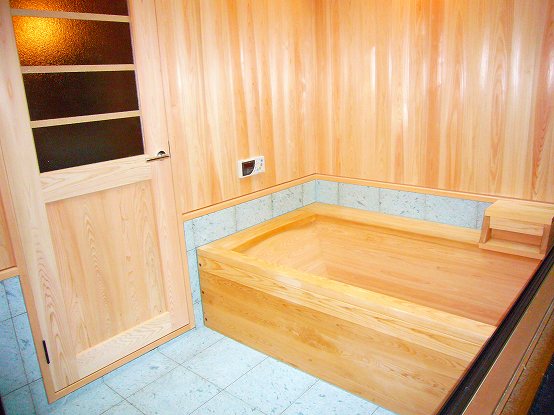 背もたれつきの天然ヒバ材の浴槽はりラックス感一杯です。