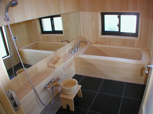 鏡の高さと窓の高さを揃えバランスを整えました。水栓はTOTO社製です。