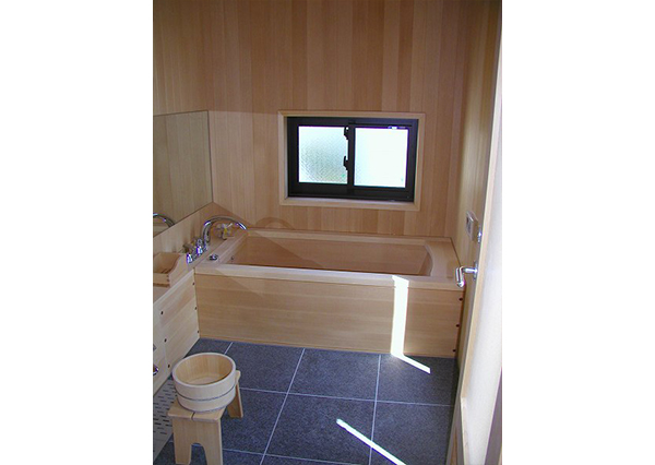 窓枠も天然ヒバ材で創りました。