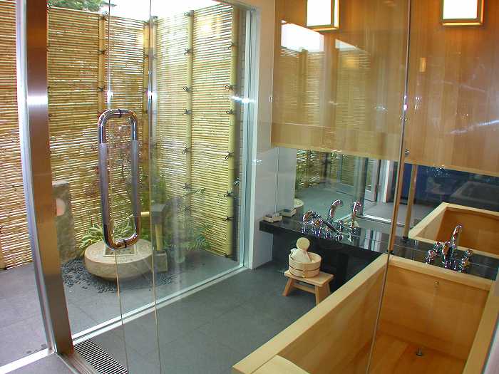 大きな窓と坪庭に繋がるドア。