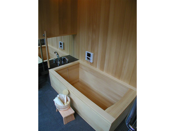 浴槽は、天然ヒバ材製。