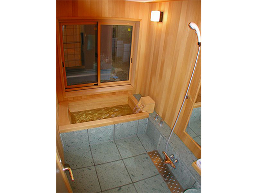 天浴槽、壁には天然ヒノキ。床には日本の銘石十和田石を採用しています。十和田石は濡れるときれいなエメラルドグリーンに変色します。