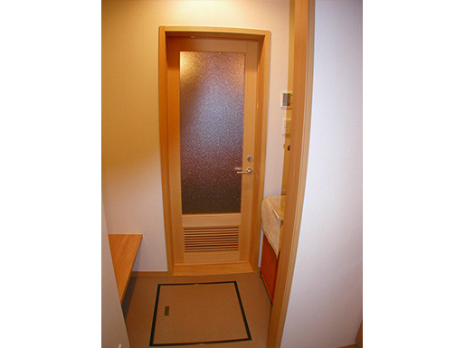 お風呂の入り口のドアも天然木で作成しています。