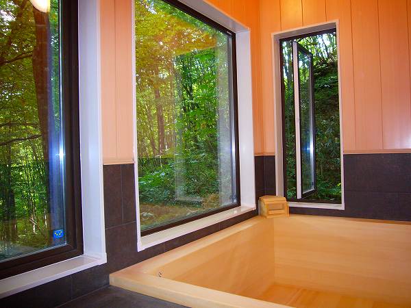 ヒノキ製の吐水口からは、温泉が。かけ流しの温泉風です。