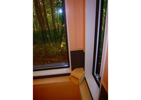 ヒノキ製の吐水口。